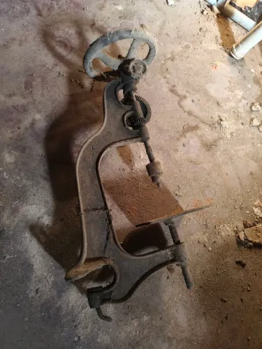 Furadeira de bancada manual antiga