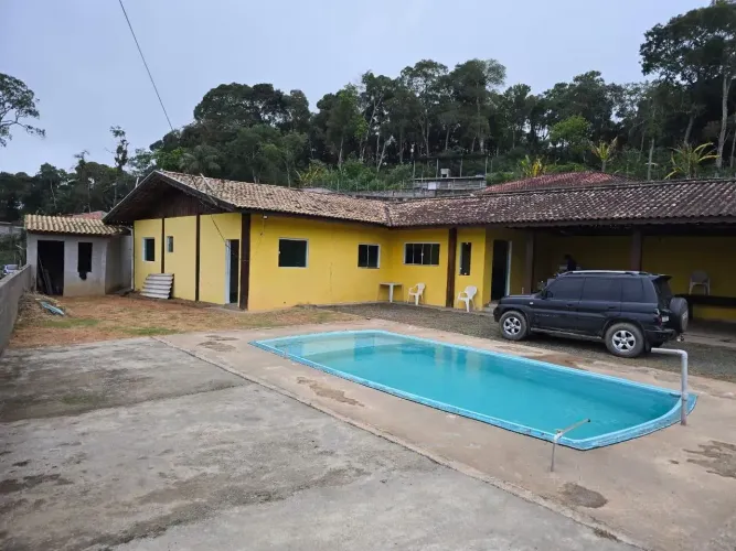 Casa com piscina próximo ao centro de Juquitiba