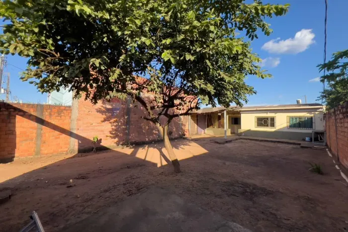 Casa com Amplo Quintal em Região de Crescente Valorização.