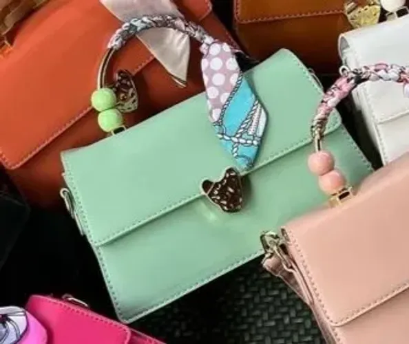 Bag versátil, moderna e estilosa! Com alça rígida de mão e alça transversal