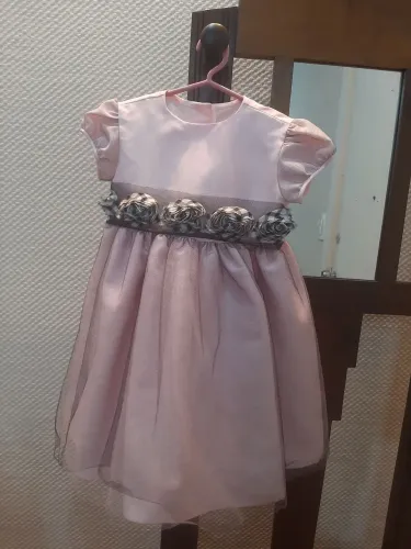 Vestido de cetim rosa e filó preto