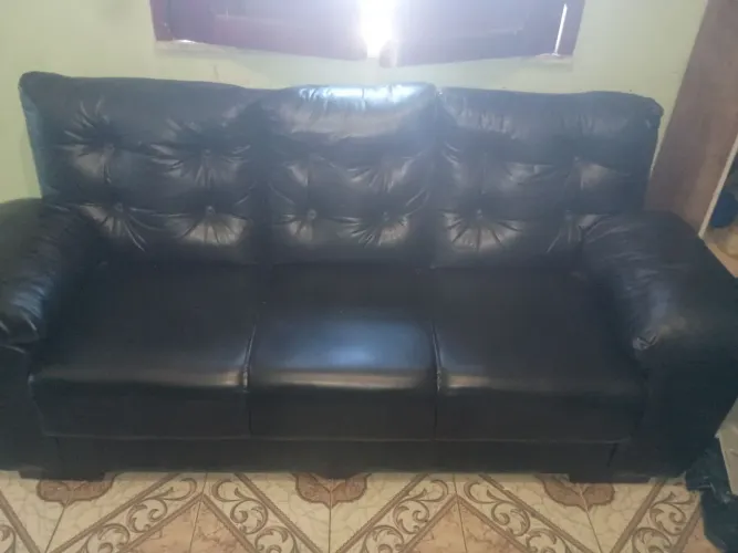 Lindo sofá de três lugares semi-novo muito confortável e luxúria