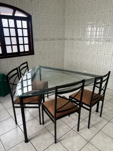 Mesa de vidro com 4 cadeiras usada