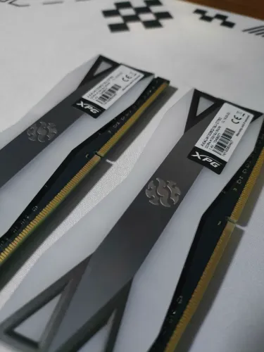 Memória XPG DDR4 16GB (2x8GB) 4133MHz. **SOMENTE VENDA**