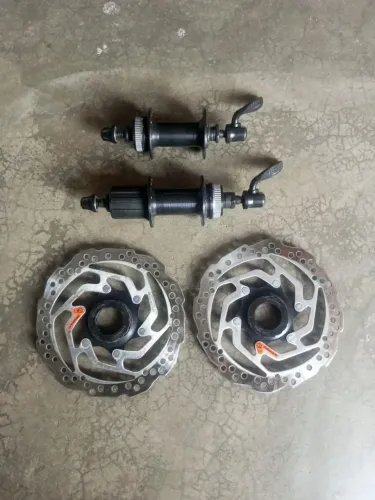 Cubos e disco Shimano center look 