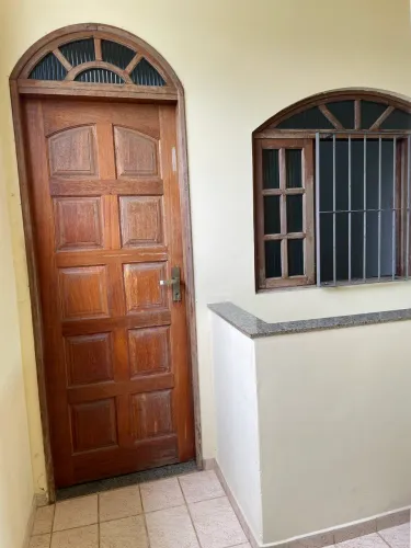 Aluga-se casa com três quartos,2 banheiros , garagem e demais dependências 