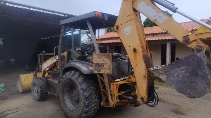 Vendo retroescavadeira 580n 2013