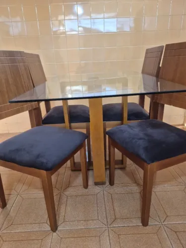 Mesa de jantar com 4 cadeiras