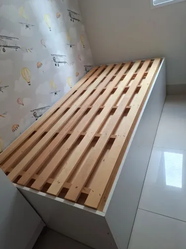 Vende-se cama de solteiro