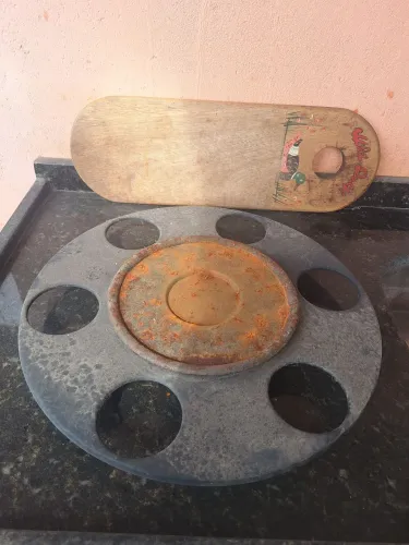 Calota de roda de ferro, de 6 furos com avaria.