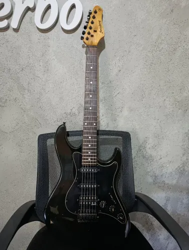 Guitarra Strinberg regulada e revisada