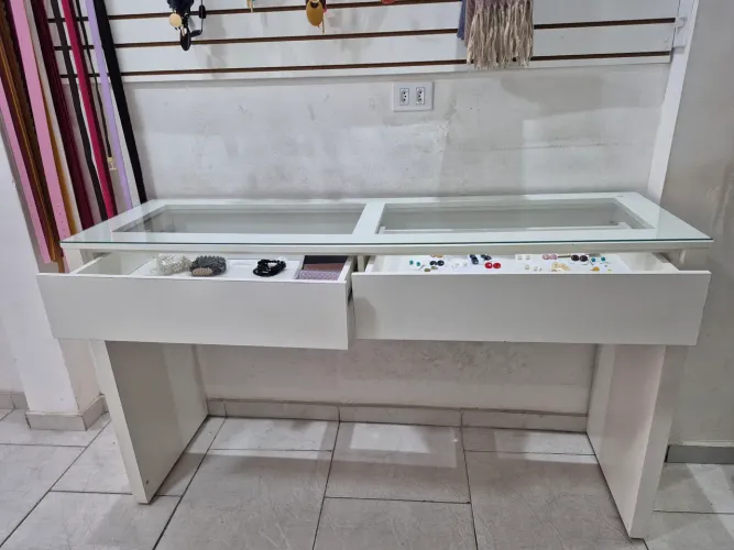 Aparador com vidro para loja