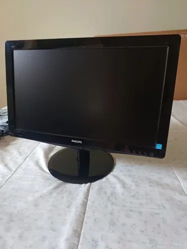 Vendo monitor Philips semi novo pra desocupar lugar meu contato * Luiz 