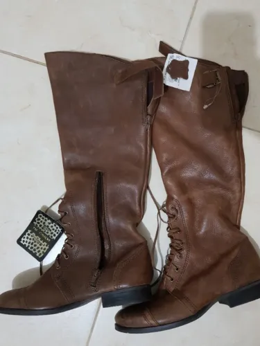 Bota em Couro Cano Longo Nova