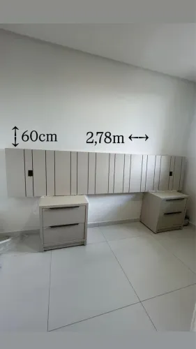 Cabeceira com duas mesas de cabeceira 