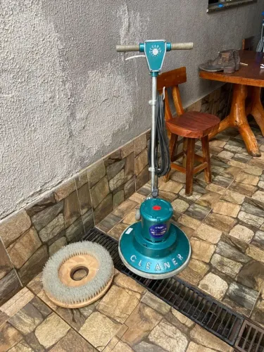 Enceradeira clener tamanho 400 semi nova com escova só pegar e usar 1800 reais