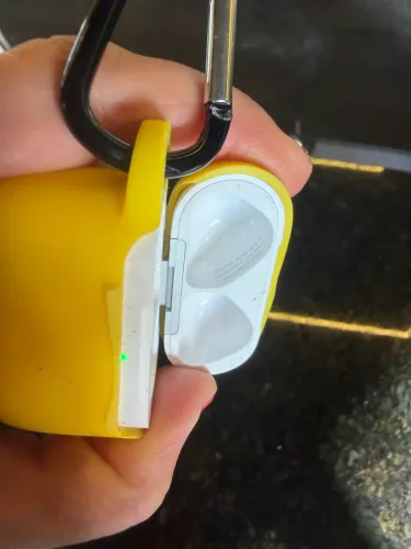 AirPods 4 lado esq + case cancelamento de ruído