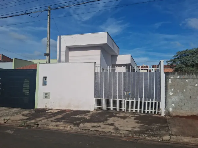 Casa contem ; 1 cozinha,1 sala, 2banheiros,2 quartos,garagem pra 2 carros
