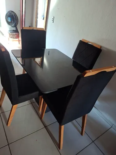 Mesa de vidro com 4 cadeiras