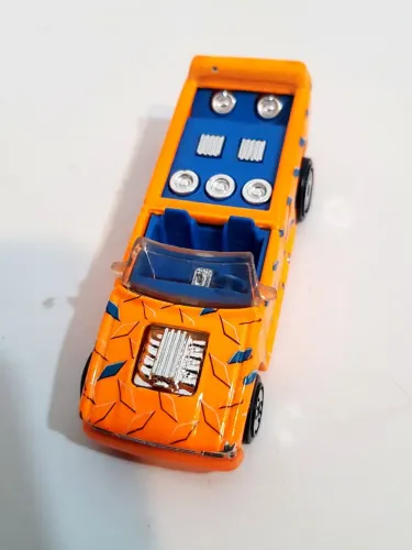 Hot Wheels caminhão laranja fluorescente de 1990 com subwoofers na carroceria.