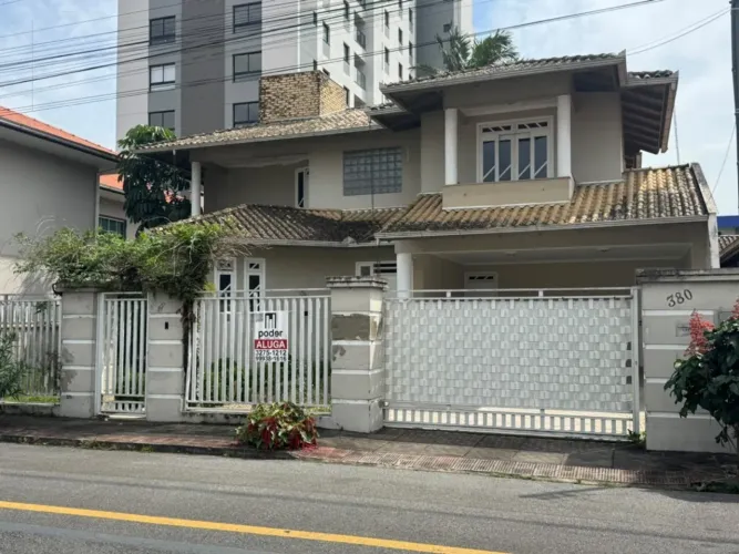 Casa Residencial com 4 quartos para alugar por R$ 5000.00, 232.85 m2 - BAEPENDI - JARAGUA