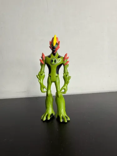 Boneco ben 10 fogo fatuo