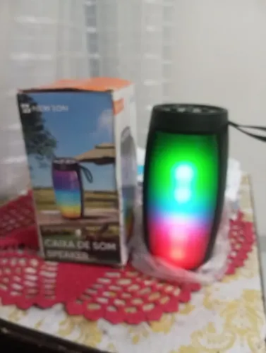 Vendo caixa de som estilo JBL, toca minha música com som regulável, acende luzes coloridas