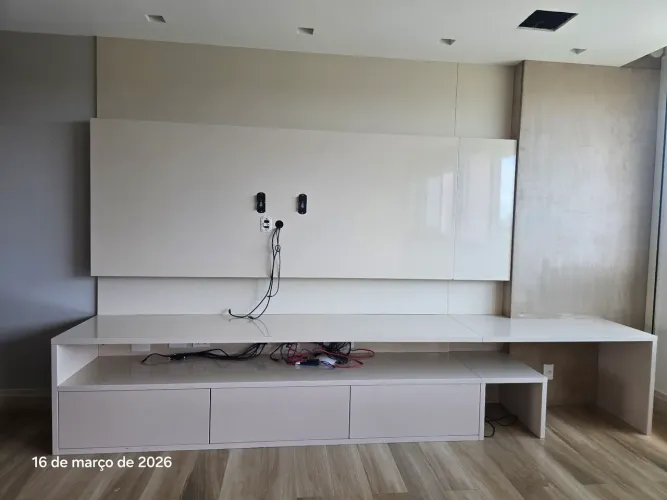 Painel de TV com rack com gavetas da Bontempo 