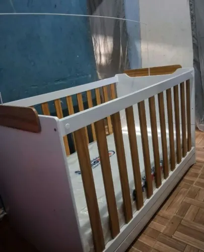 Berço infantil branco com madeira e colchão