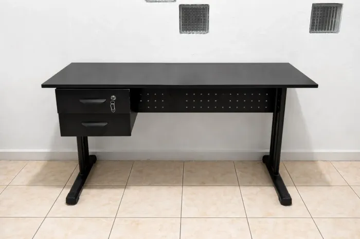 Mesa de Escritório Preta (com 2 gavetas/chave)