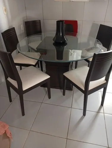Mesa e seis cadeiras 