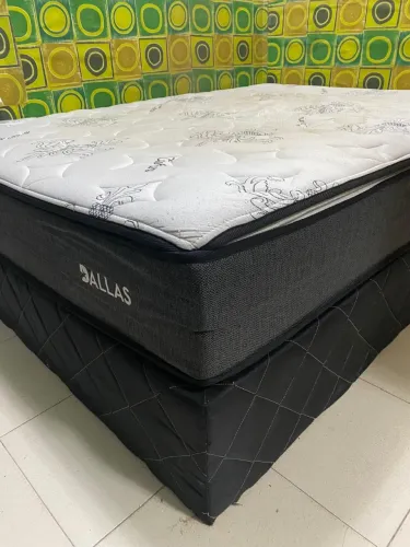 Cama box acompanha colchão separado e pés
