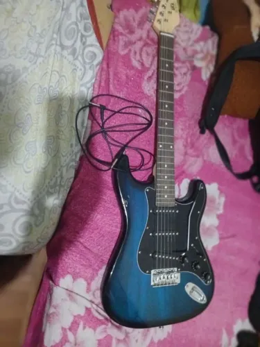 Uma stratocaster que vem com o cabo P10 e alavanca do tremolo