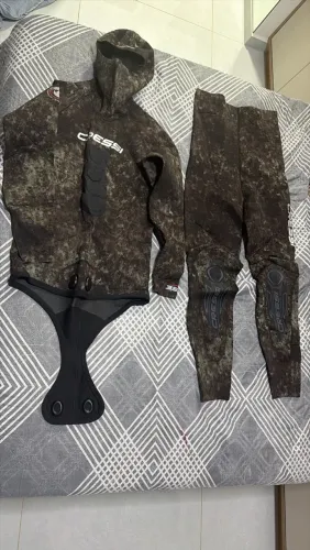 Roupa, cinto e bolsa mergulho 