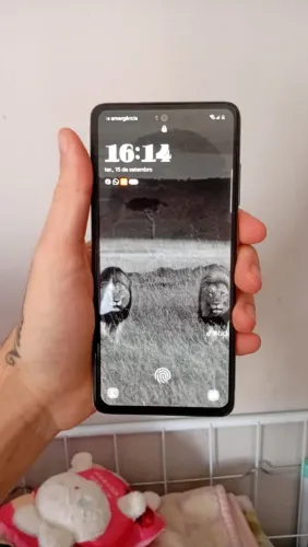 Vendo a52 128 gb tampa traseira descolou mais não cai a tampa a tele tá com trincado