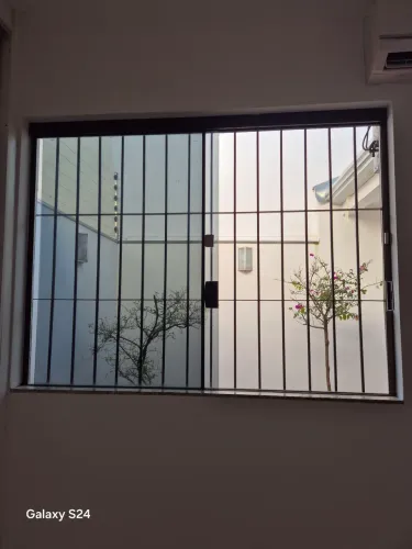 janelas de vidro e grade para chumbar 