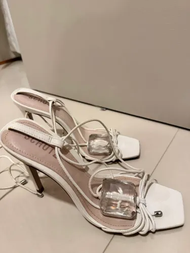 Sandália Schutz Branca com detalhe em cristal - Salto fino elegante - Tam. 35