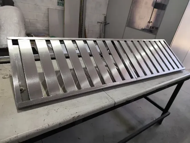 Prateleira Inox Gradeada 1,90x0,40cm Suspensa com Mão Francesa