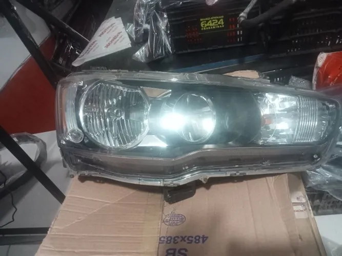 Farol lado direito Mitsubishi Lancer 2012 