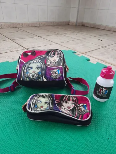 Lancheira Monster High e estojo e garrafa.