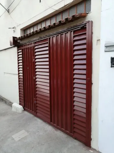 Portão de Aço com Design Moderno
