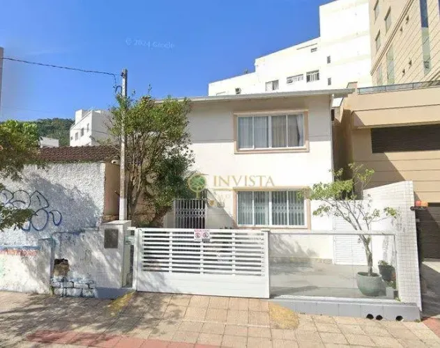 À venda no Centro de Florianópolis! 3 quartos sendo 3 suítes, 460m² de área construída, ár