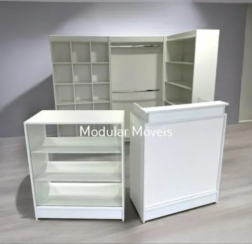 Balcão Caixa + Balcão Vitrine + Colmeia + Cabideiro Duplo + Prateleiras