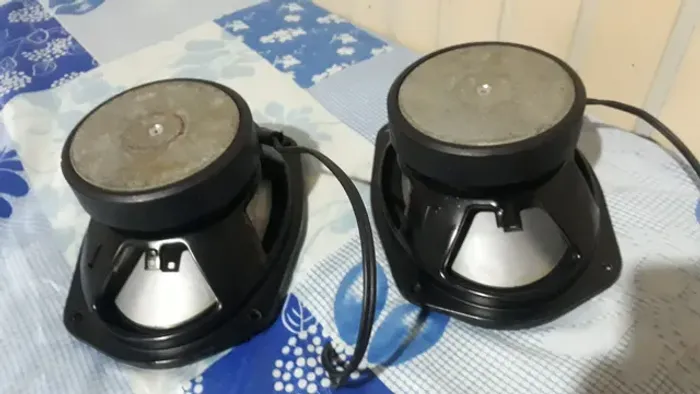 Alto falantes 6x9 Roadstar 120 Watts rms cada um.