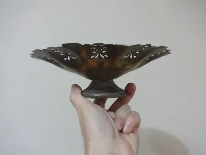 Fruteira de metal com quase 100 anos