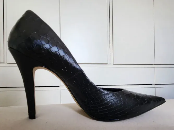 Scarpin salto alto preto n. 39