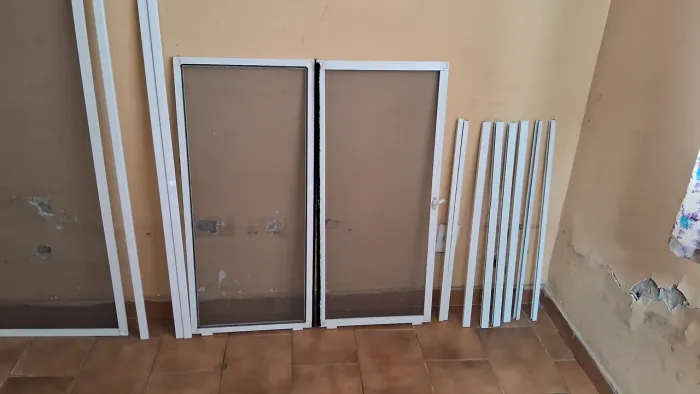 Vendo 2 janelas mosquiteiro em alumínio ( grande - 1,60x73) e ( pequena 90x40) + trilhos