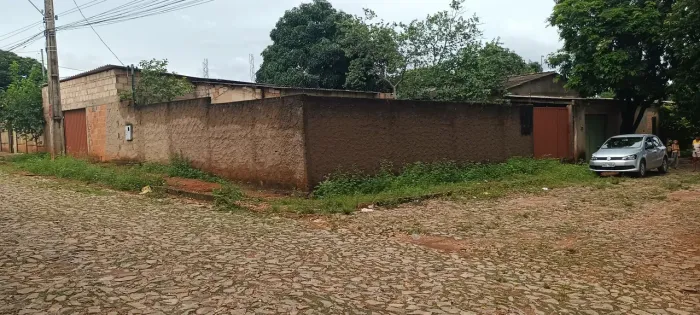 Lote com pequeno galpão 