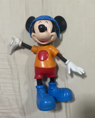 boneco Mickey mouse skatista 