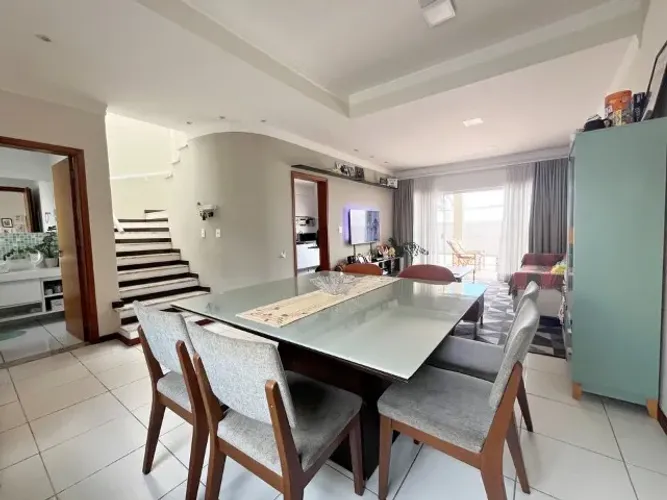 Casa mobiliada no cond. horto florestal 1. 130 m² de área construída. Móveis planejados.  